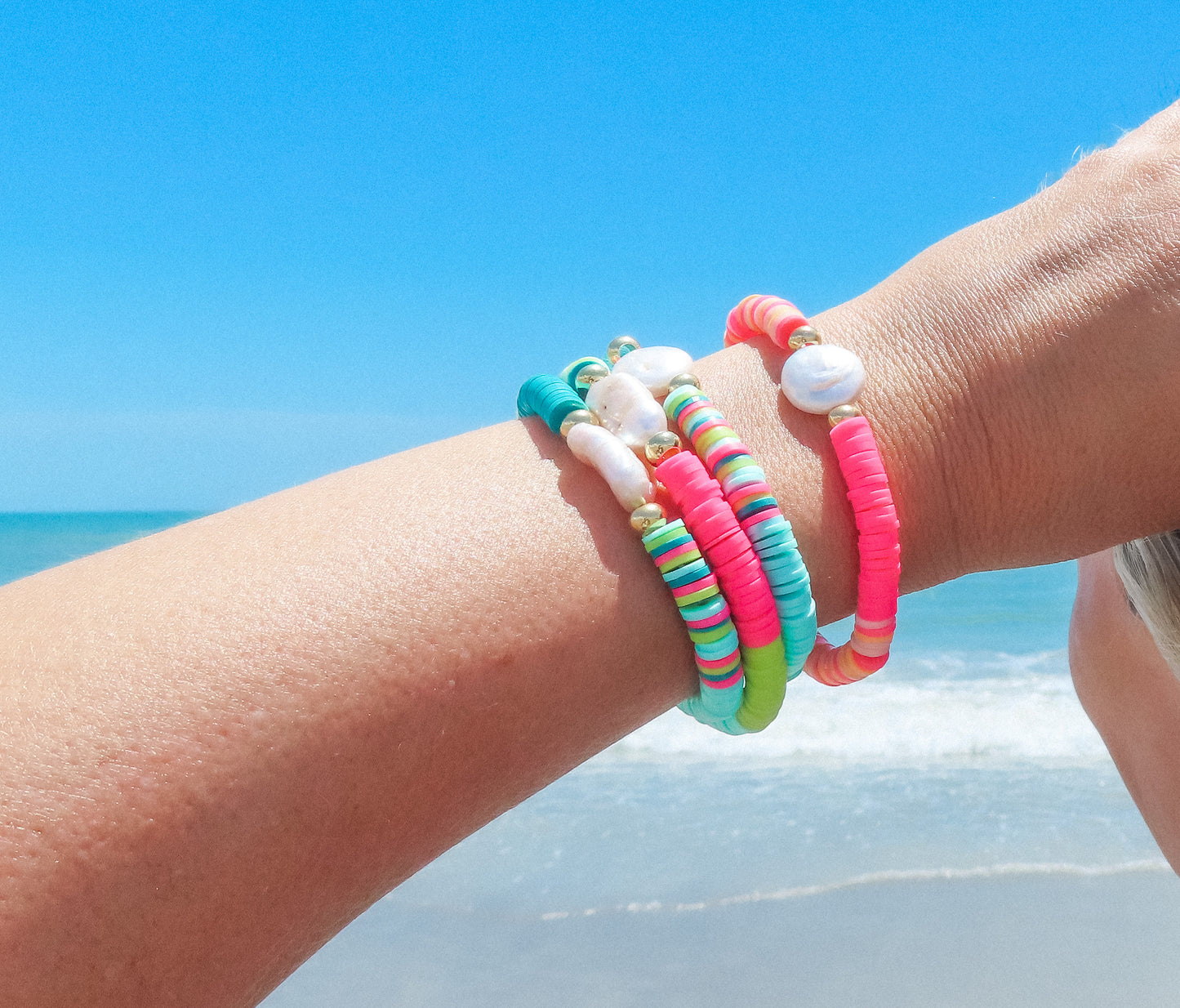 Sparrow & Lilly Summer Brights Pearl and Heshi Bracelet - Flamingo Pink 🦩